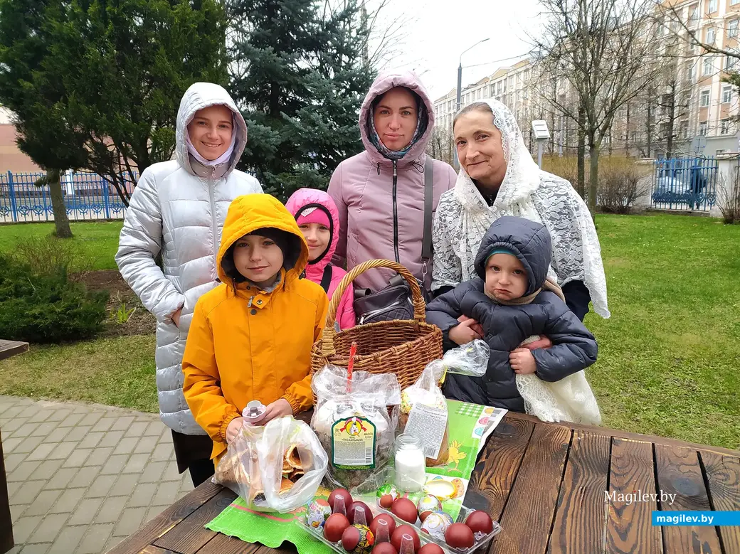 В храм – всей семьей. А после службы – можно и куличи освятить. Трехсвятительский собор г. Могилева, 15 апреля 2023 года.