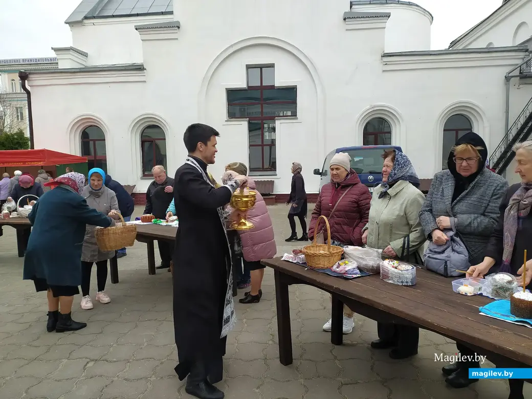 В Великую Субботу священнослужители освящают принесенные людьми в храм куличи, крашеные яйца и пасхи. Трехсвятительский собор г. Могилева, 15 апреля 2023 года.