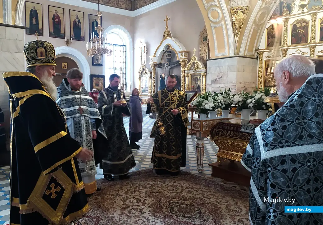 Великая Суббота. Архиепископ Могилевский и Мстиславский Софроний совершил Божественную Литургию в Трехсвятительском соборе г. Могилева. 15 апреля 2023 года.