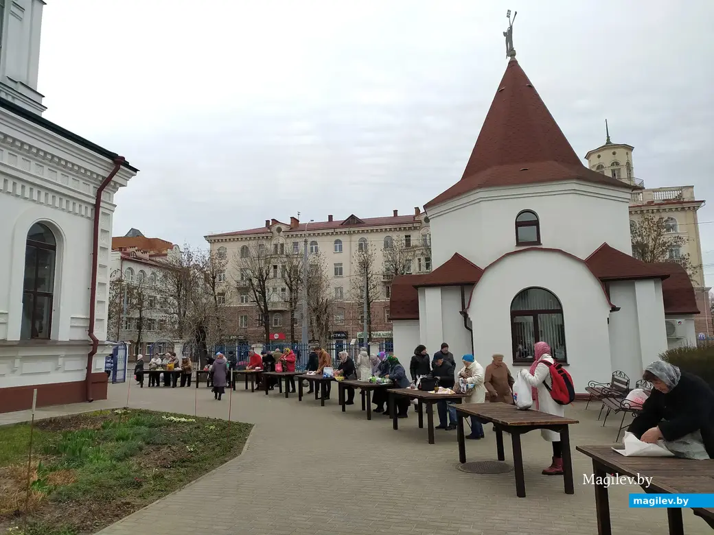 В этом году после службы в Великую субботу у Трехсвятительского храма немноголюдно. Завтра утром народа будет гораздо больше. Верующие стремятся освятить снедь на сам