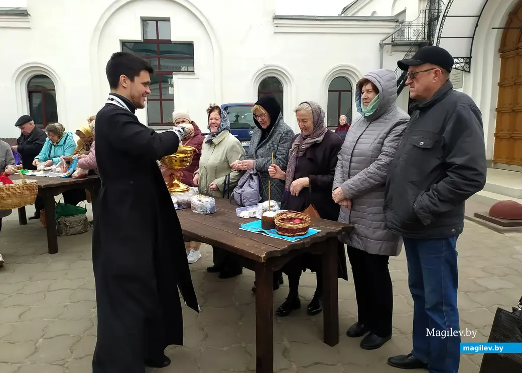 В Великую Субботу священнослужители освящают принесенные людьми в храм куличи, крашеные яйца и пасхи. Трехсвятительский собор г. Могилева, 15 апреля 2023 года.