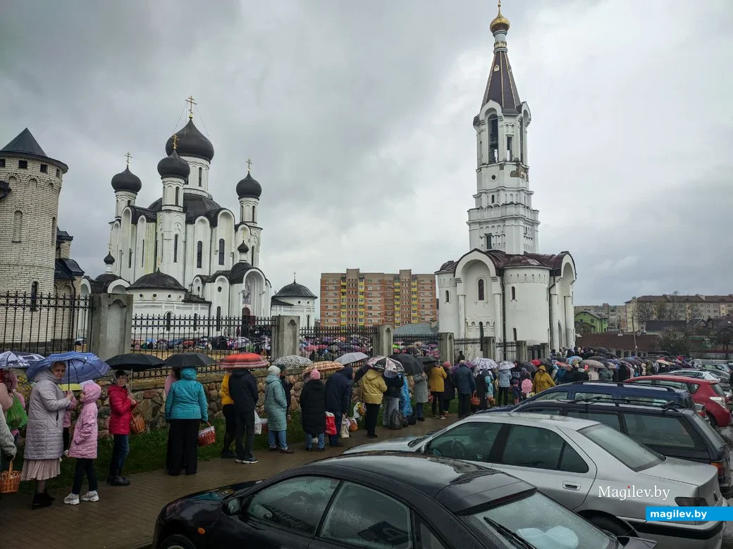 Ивацевичи, 15 апреля 2023 года. Верующие стоят в очереди под дождем у храма Державной иконы