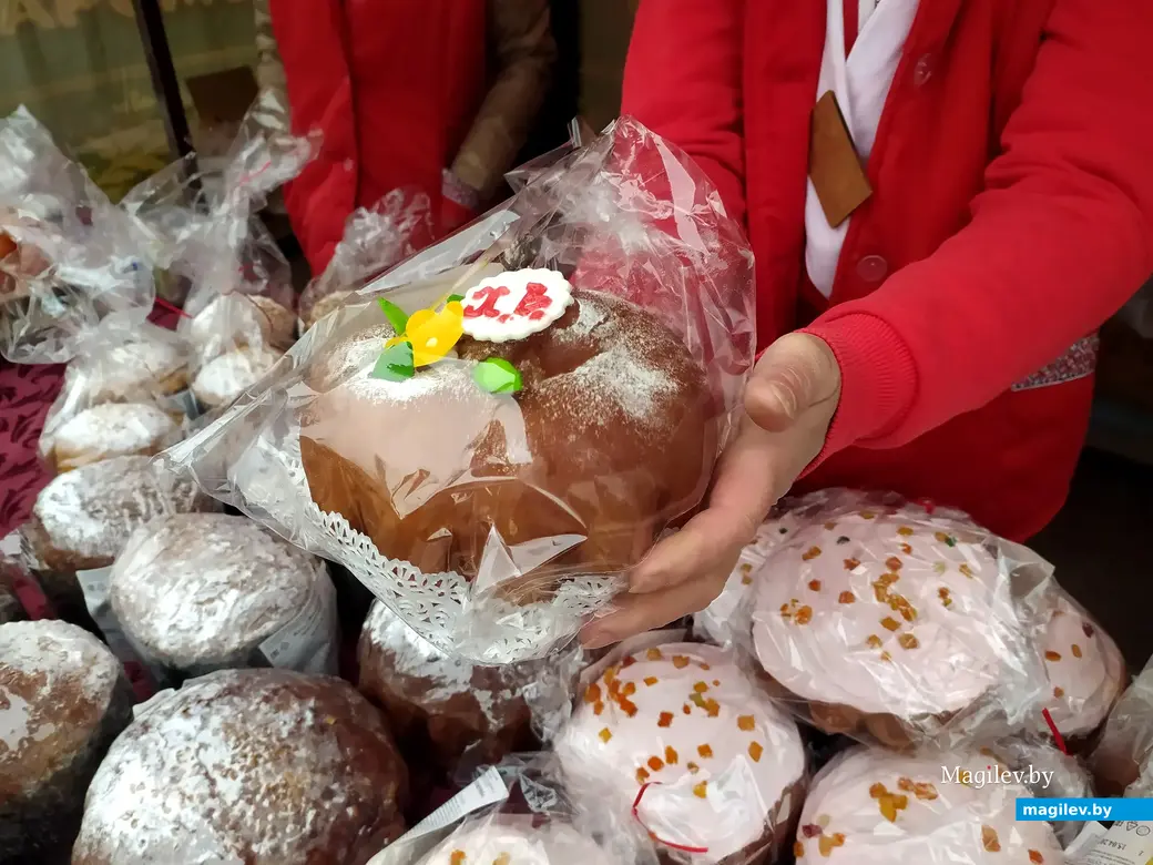 Пасхальные куличи. Трехсвятительский собор г. Могилева, 15 апреля 2023 года.