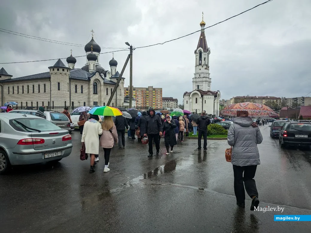 Ивацевичи, 15 апреля 2023 года. Верующие стоят в очереди под дождем у храма Державной иконы