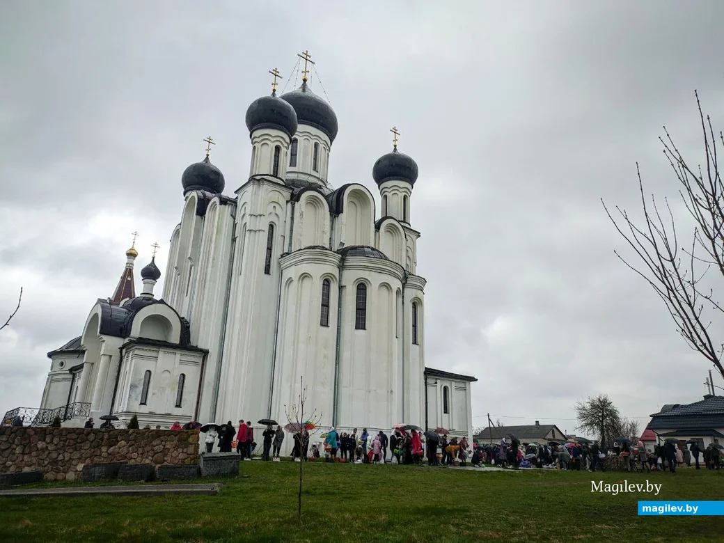 Ивацевичи, 15 апреля 2023 года. Верующие стоят в очереди под дождем у храма Державной иконы