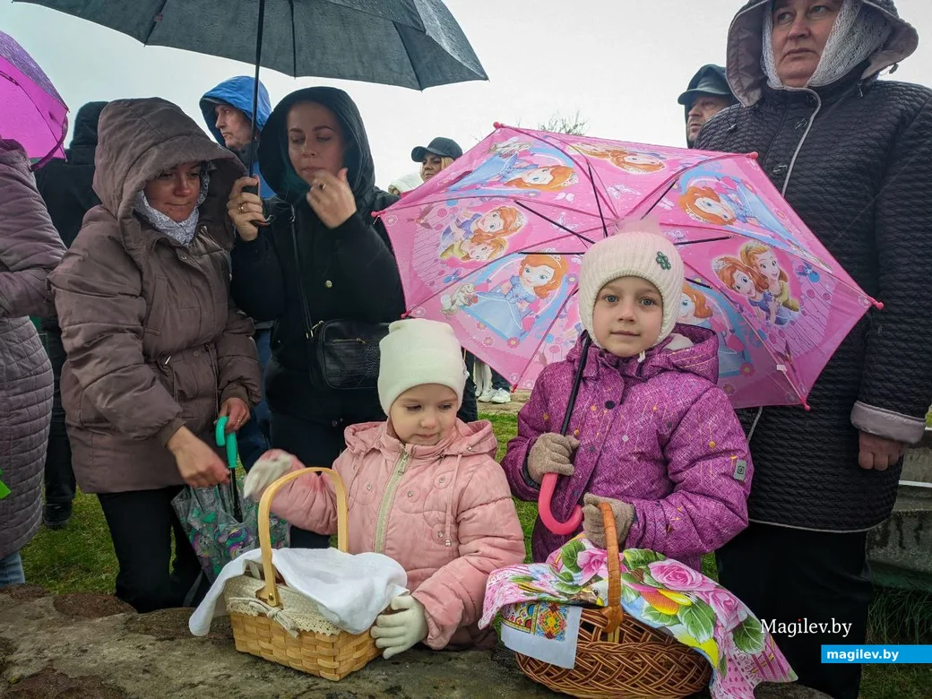 Ивацевичи, 15 апреля 2023 года. Верующие стоят в очереди под дождем у храма Державной иконы