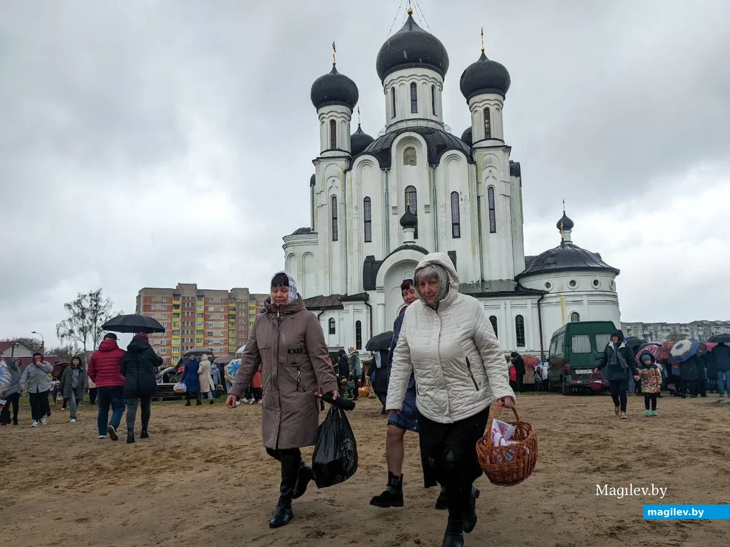 Ивацевичи, 15 апреля 2023 года. Верующие стоят в очереди под дождем у храма Державной иконы