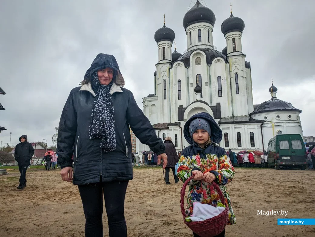 Ивацевичи, 15 апреля 2023 года. Верующие стоят в очереди под дождем у храма Державной иконы