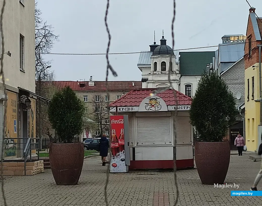 Из окна можно смотреть на костел и на прохожих.