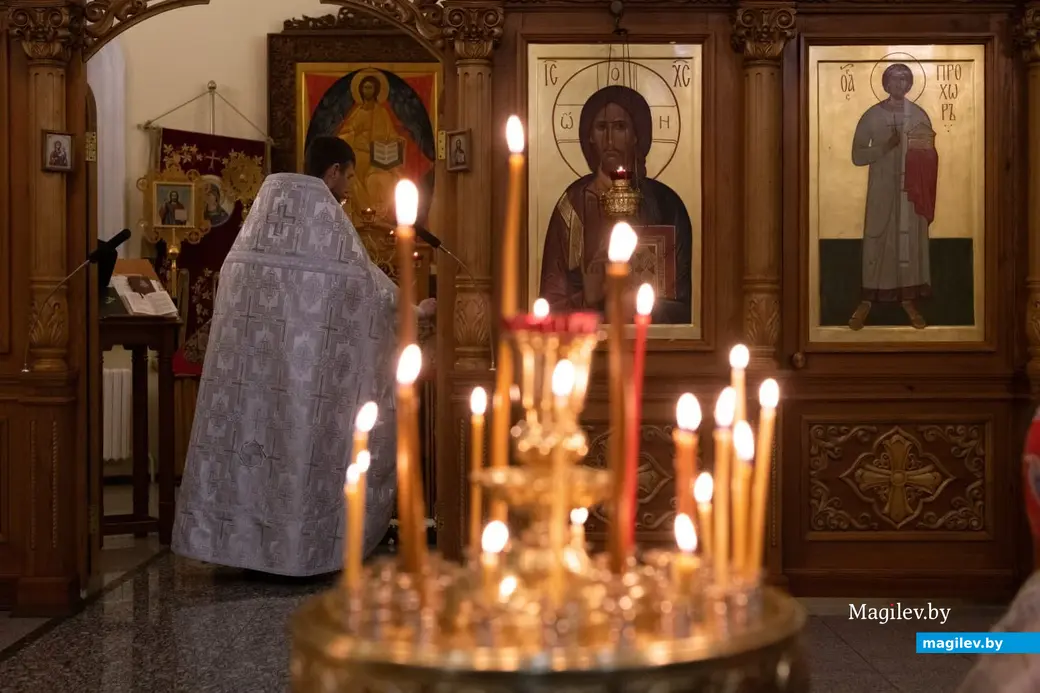 Пасха, 16 апреля 2023 года. Ночное богослужение в Свято-Иверском храме Бобруйска. В Бобруйск доставили Благодатный огонь из Иерусалима.