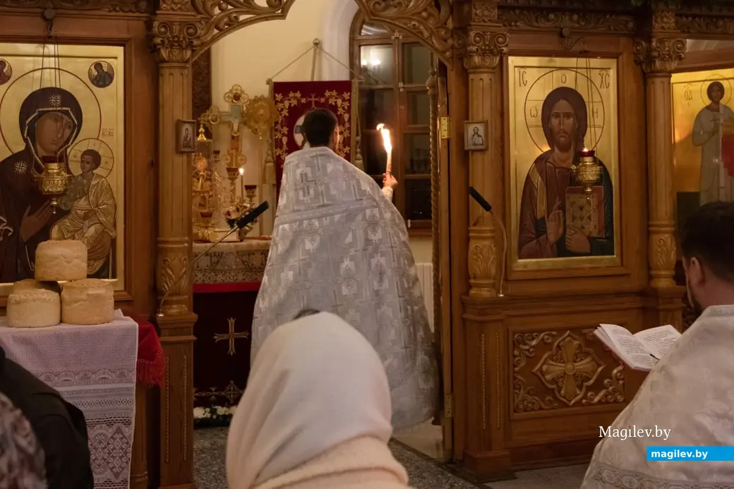 Пасха, 16 апреля 2023 года. Ночное богослужение в Свято-Иверском храме Бобруйска. В Бобруйск доставили Благодатный огонь из Иерусалима.