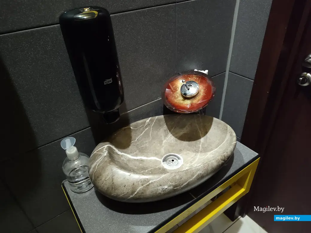 В уборной есть жидкое мыло, туалетная бумага, бумажные полотенца. И космический кран.