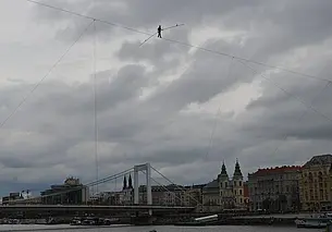 Венгерский канатоходец перешел в Будапеште через Дунай без страховки