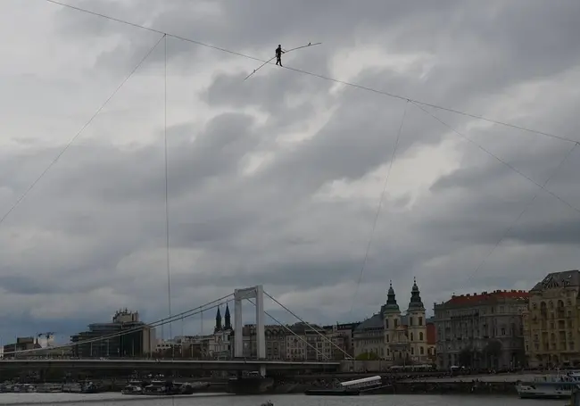Венгерский канатоходец перешел в Будапеште через Дунай без страховки