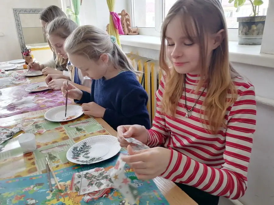 Учащиеся Детской школы искусств и художественных ремесел Чаус за изготовлением декоративных тарелочек для пасхальных яиц. Фото: chausynews.by