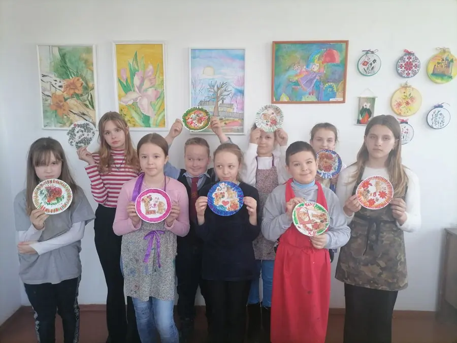 Учащиеся Детской школы искусств и художественных ремесел Чаус со своими изделиями. Фото: chausynews.by