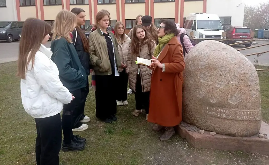 На месте входа в Могилевское гетто периода Великой Отечественной войны собрались восьмиклассники средней школы №2.