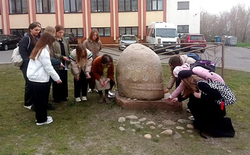 На месте входа в Могилевское гетто периода Великой Отечественной войны собрались восьмиклассники средней школы №2.