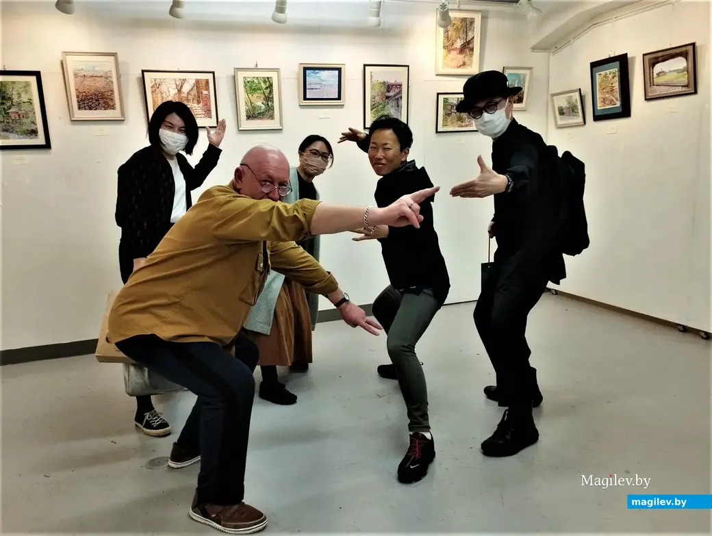 Экстравагантный танец Славы и его японских товарищей. Токио, апрель 2023 год.