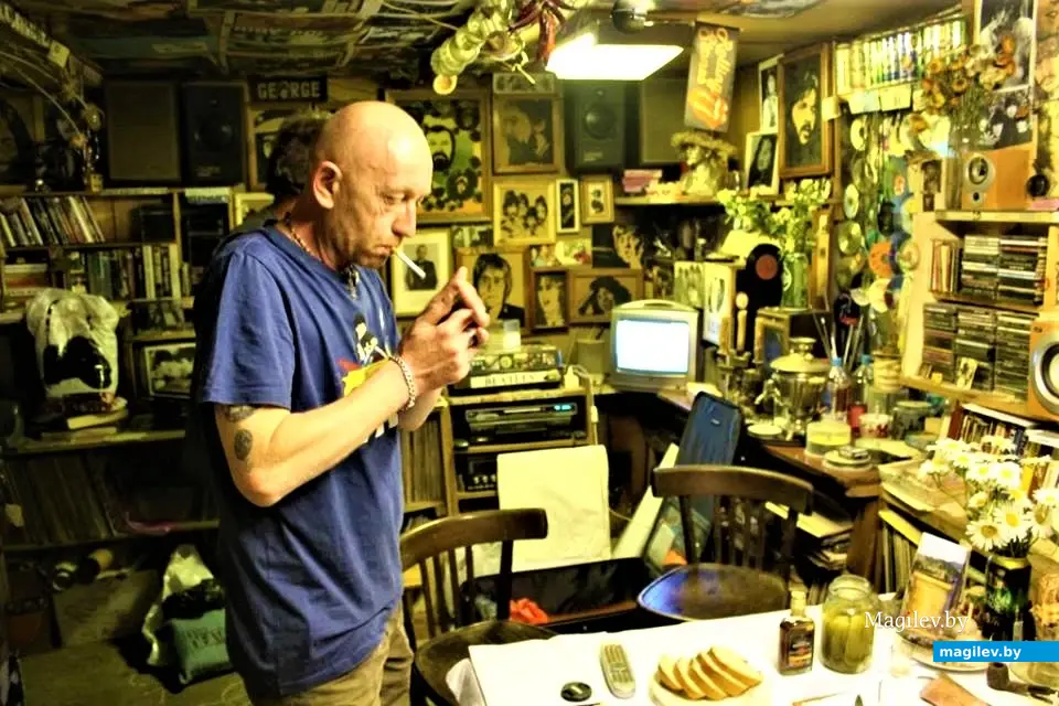 Paul de Carrote в битловском музейчике Володи Кутузова. Могилев, Папенка, 2014 год.