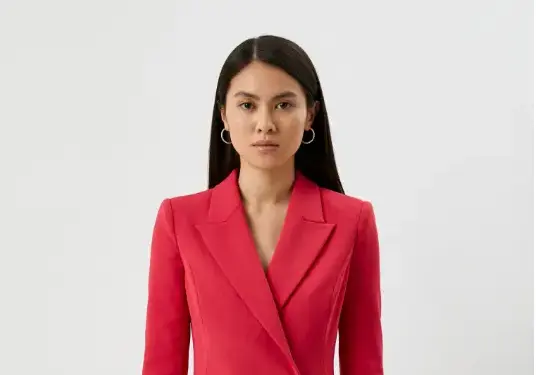 С чем носить платье-пиджак: 3 стильных образа на все случаи жизни