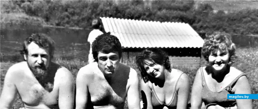 Супруги Браиловские (по краям) со своими друзьями. Могилев, Печерское озеро, 1980-е годы.