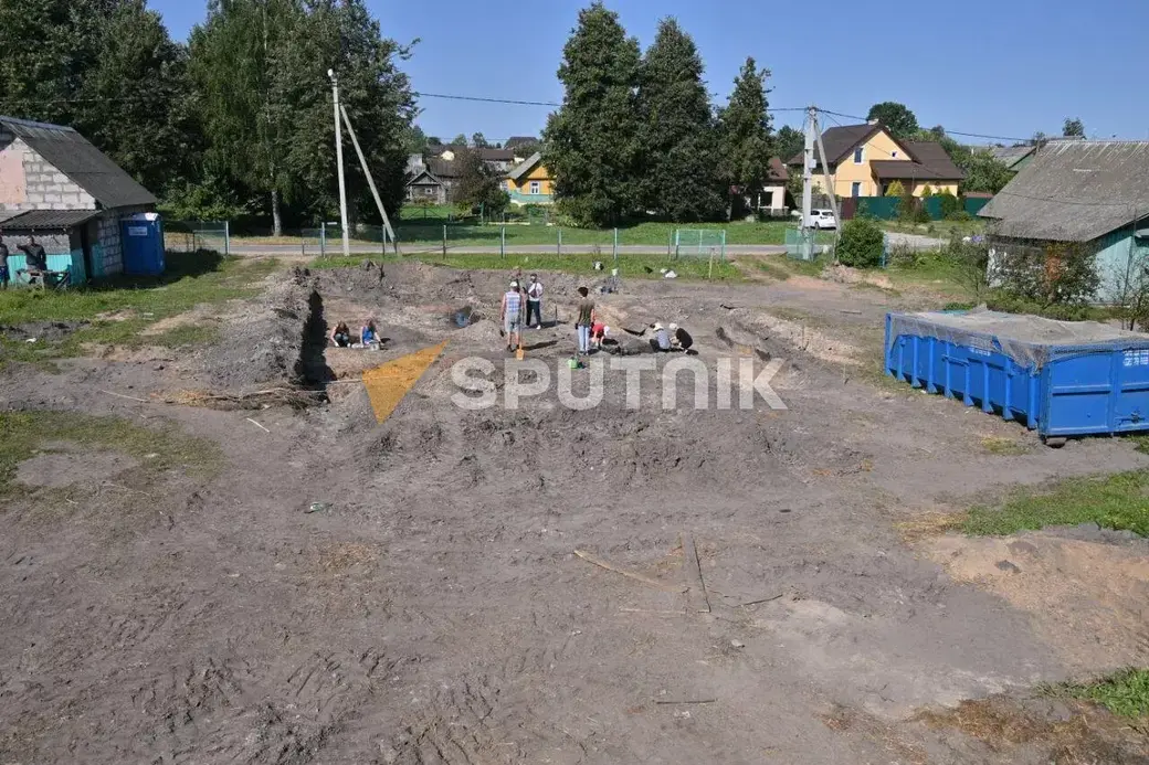 На раскопках городища древнего Менска археологи нашли знак с трезубцем князя Изяслава. Фото: Sputnik / Виктор Толочко.