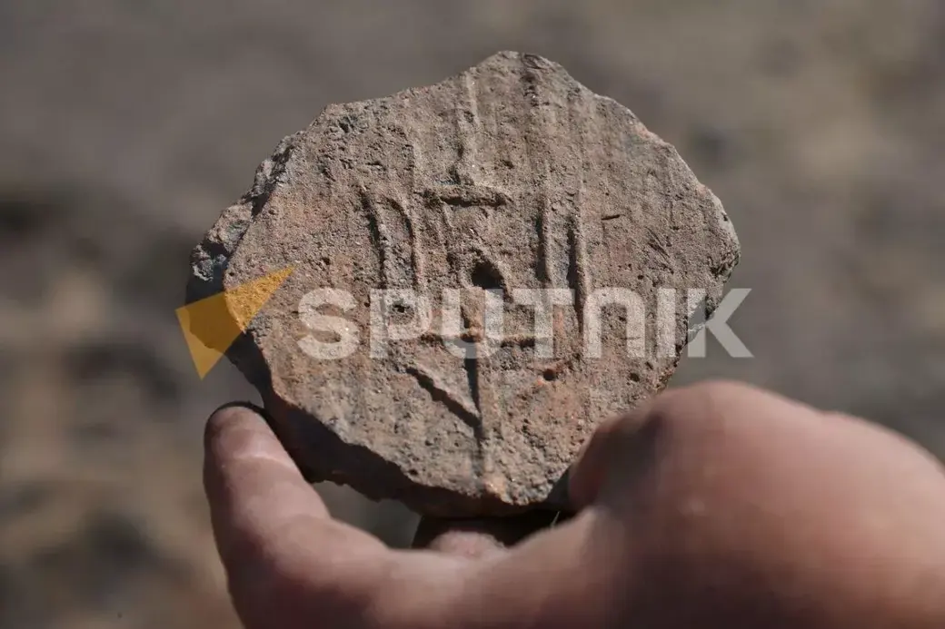 На раскопках городища древнего Менска археологи нашли знак с трезубцем князя Изяслава. Фото: Sputnik / Виктор Толочко.