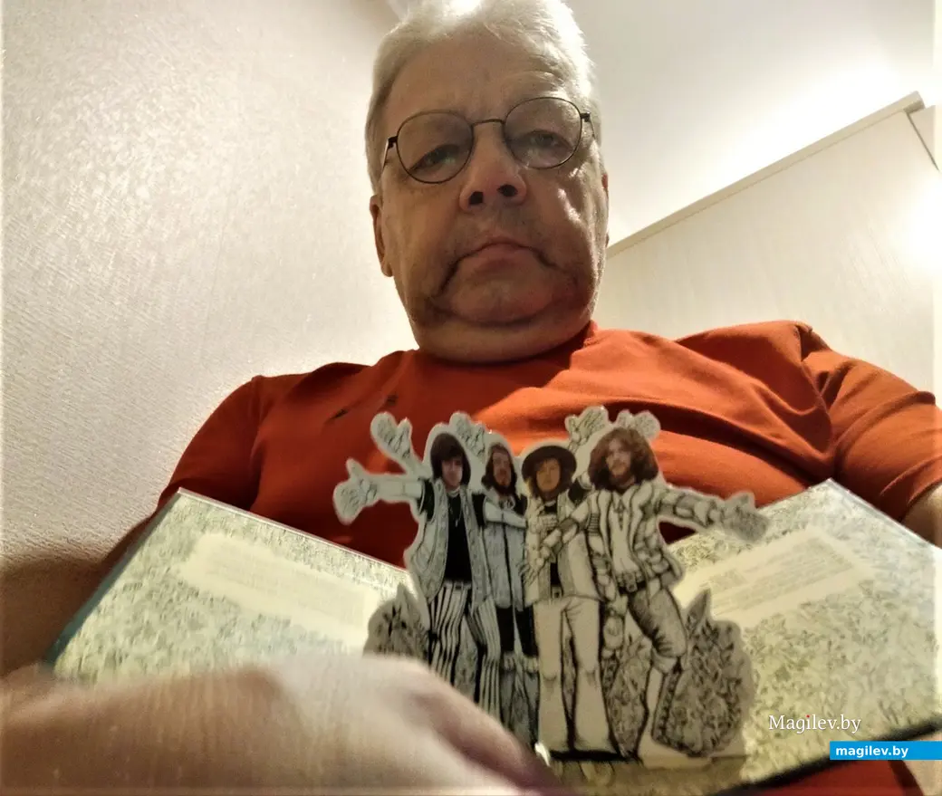 Сергей Корнеев с «джатроталловской» картонной «вылеталкой». Могилев, август 2022 года.