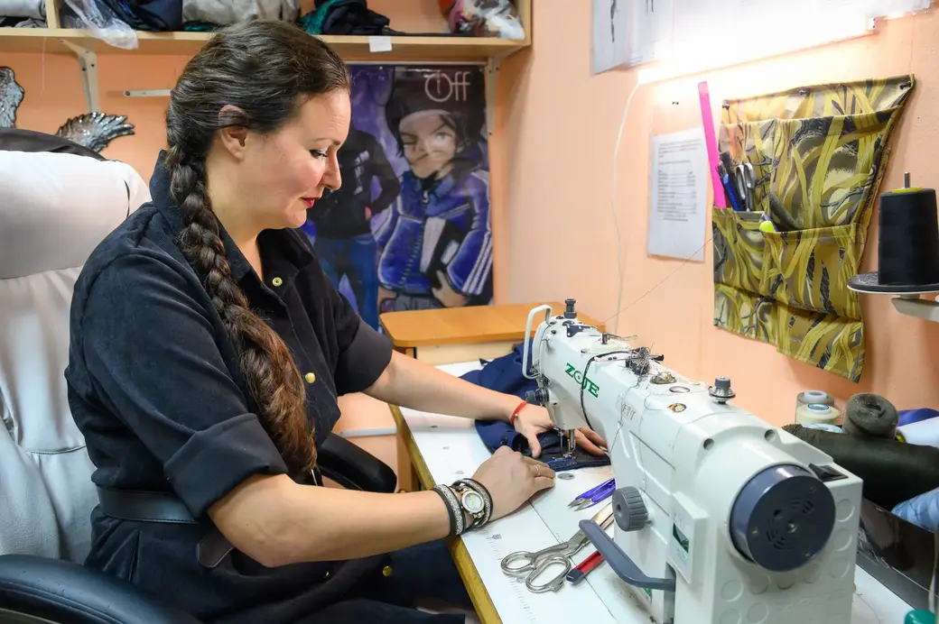 16.08.2022. Бобруйск. У Светланы Платоновой свое ателье по ремонту и пошиву одежды в ТЦ «Альянс», что в 6 микрорайоне. Помогает ей Наталья Демидовец