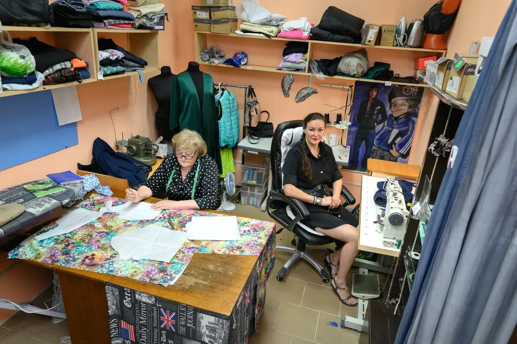 16.08.2022. Бобруйск. У Светланы Платоновой свое ателье по ремонту и пошиву одежды в ТЦ «Альянс», что в 6 микрорайоне. Помогает ей Наталья Демидовец