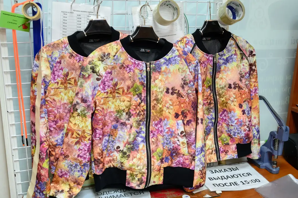 16.08.2022. Бобруйск. У Светланы Платоновой свое ателье по ремонту и пошиву одежды в ТЦ «Альянс», что в 6 микрорайоне. Помогает ей Наталья Демидовец