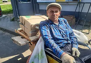 Ездит по проезжей части в коляске и собирает картон. История активного «инсультника»