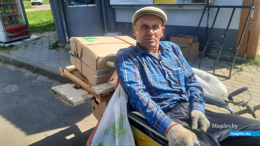 Август 2022 г. Могилев, ул.Актюбинская. Григорий Леонидович 25 лет назад пережил инсульт, но после него бросил пить и не сидит дома