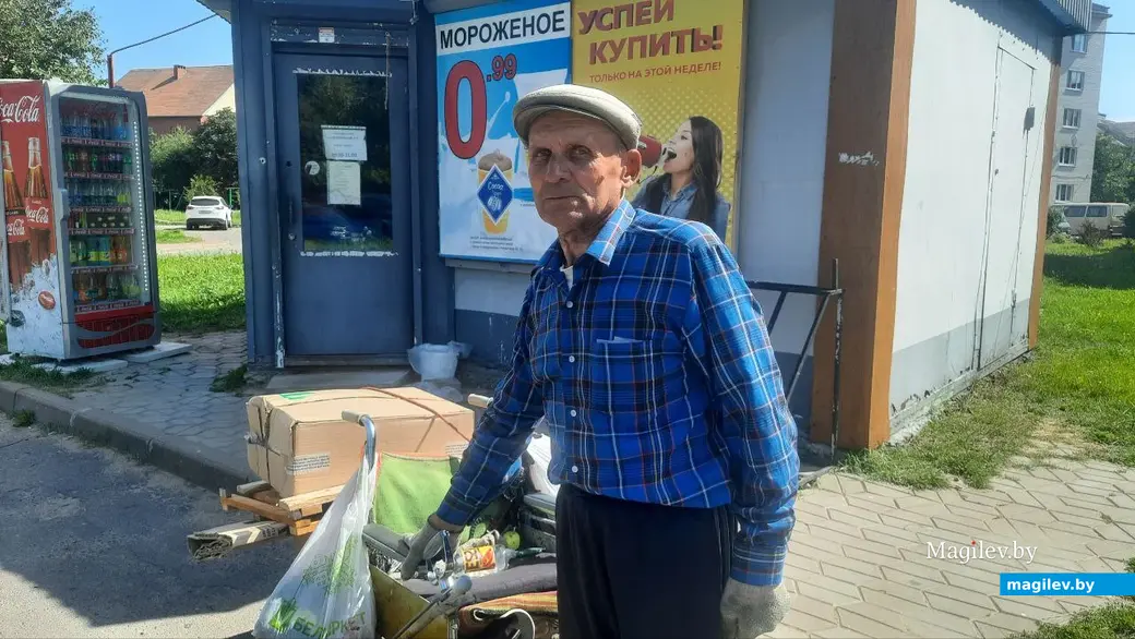 Август 2022 г. Могилев, ул.Актюбинская. Григорий Леонидович 25 лет назад пережил инсульт, но после него бросил пить и не сидит дома