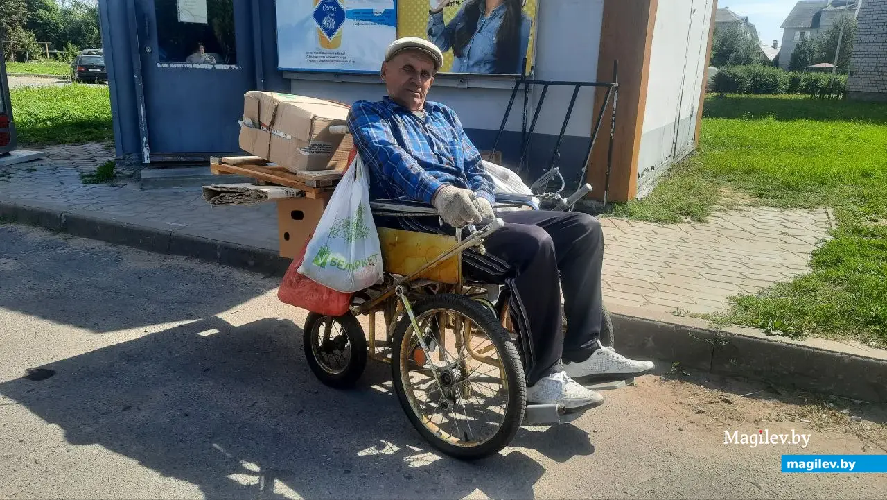 Август 2022 г., Могилев, ул. Актюбинская. Григорий Леонидович 25 лет назад пережил инсульт, но после него бросил пить и не сидит дома.