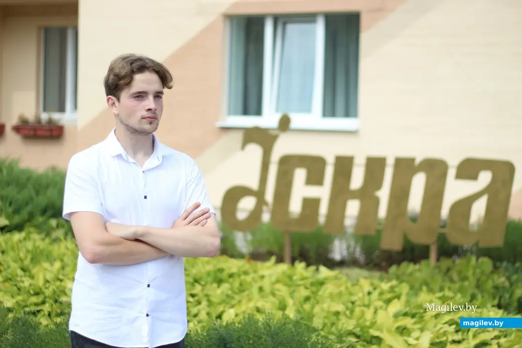 Молодой специалист, по образованию журналист, выпускник МГУ имени А.А. Кулешова, Виталий Руцкий только что приехал на свое первое место работы в чаусскую .газету Искра.