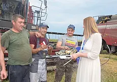 «Цветочница Анюта» с агрокомбината «Заря» и дегустация мороженого прямо в поле: о чем пишут могилевские СМИ
