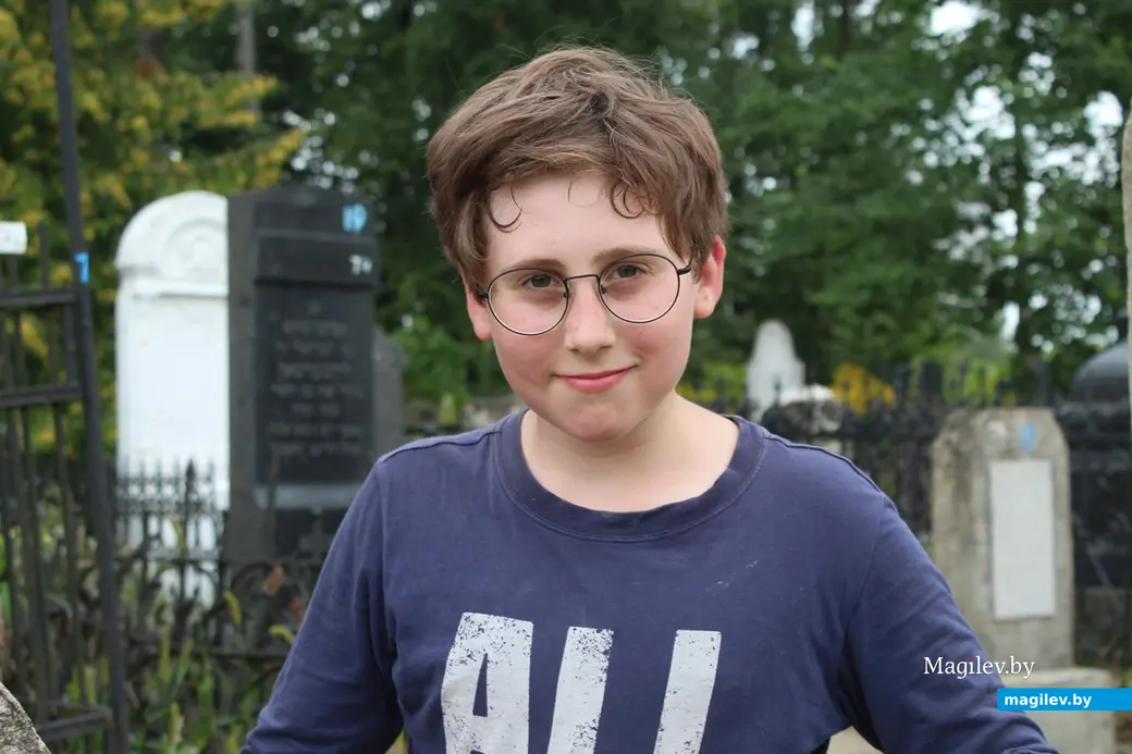 Юный волонтер Марк. Еврейское кладбище Могилева. Август 2022 года.