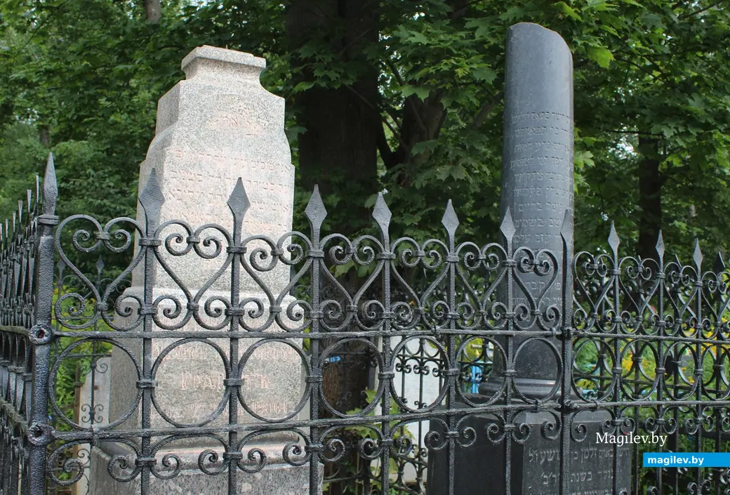 Могилы рода Гранат. Еврейское кладбище Могилева. Август 2022 года.