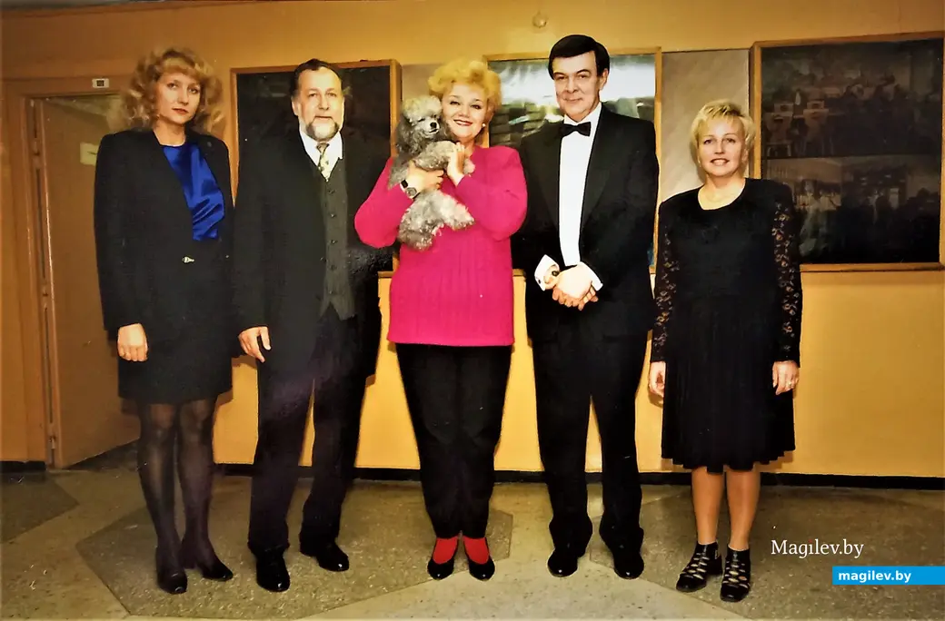 Муслим Магомаев и Таиара Синявская с работниками Могилевской областной типографии. Могилев, 1997 год.