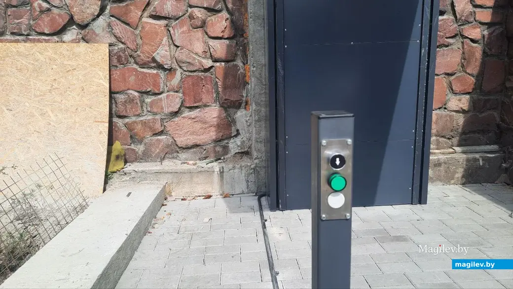 18.08.2022 г. Могилев, проспект Мира. Возле Дома спорта установили подъемник, но еще пока не запустили