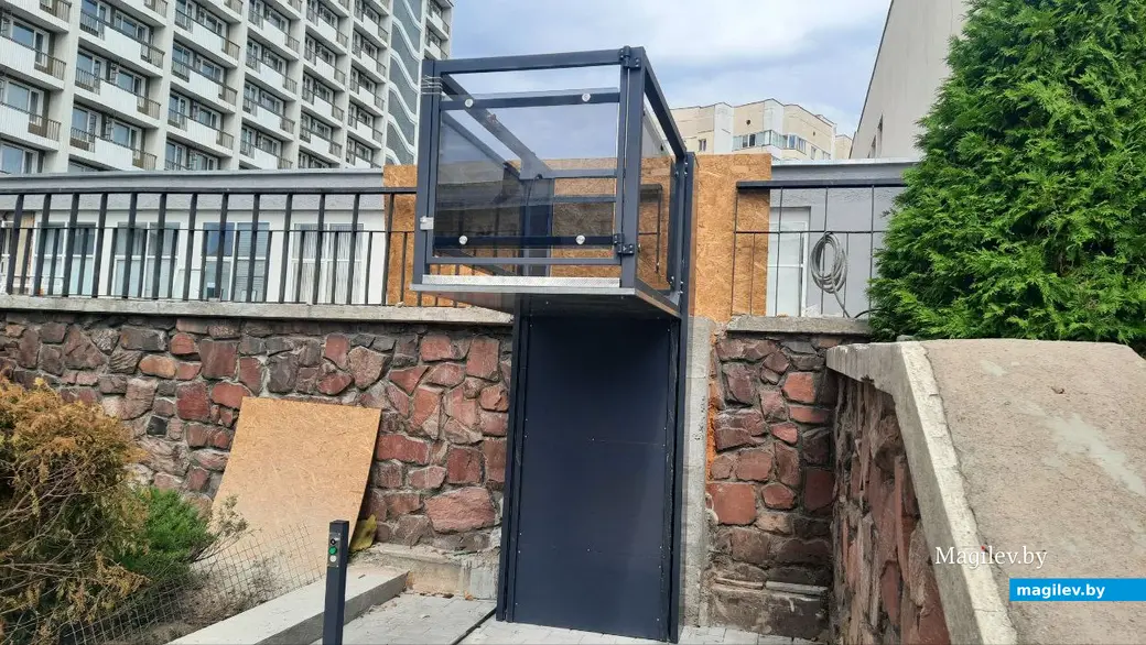 18.08.2022 г. Могилев, проспект Мира. Возле Дома спорта установили подъемник, но еще пока не запустили