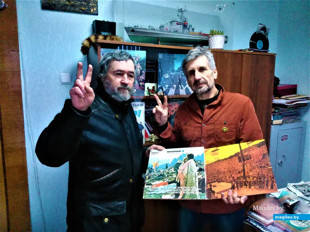 Мы с Филиппом (Александр Филипченко) с пластинкой «Вудсток», подаренной мне Валентином Михайловым, в год 50-летия фестиваля. Могилев, 2019 год.