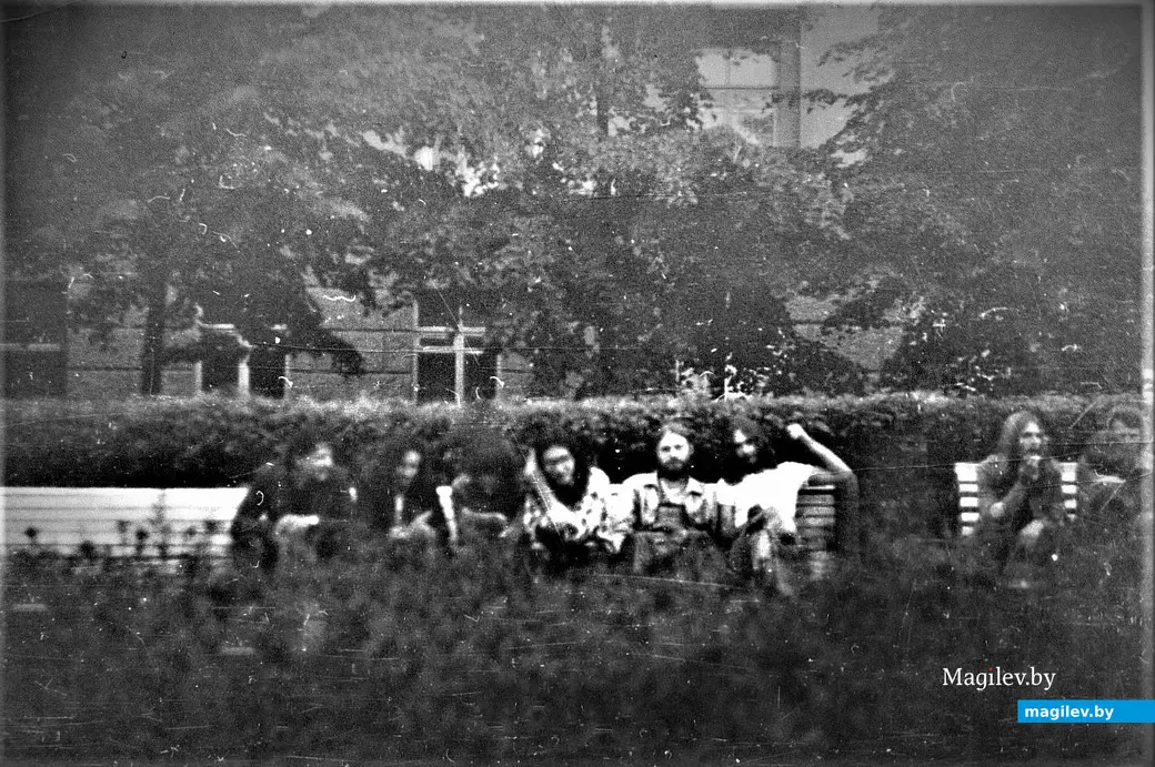 Могилевская тусовка хиппи недалеко от магазина «Лявониха». Могилев, начало 1980-х годов.