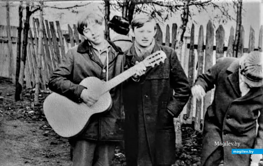 Друзья Ростислава Пилиховского, как и он сам, были неравнодушны к гитаре. Могилев, 1971 год.