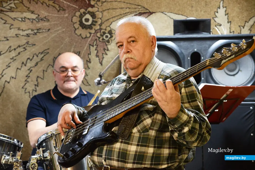 Ростислав Пилиховский по сей день играет в ансамбле со своими старыми друзьями. Минск, 2020 год.