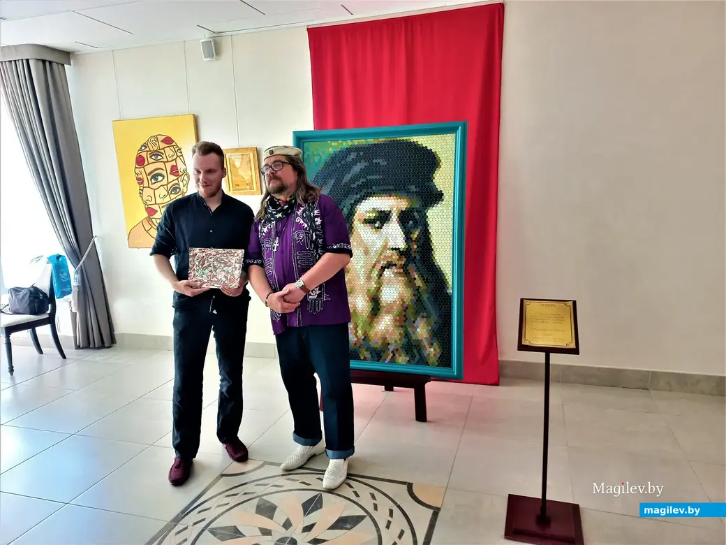 Серж Арден (справа) в выставочном ремесле не новичок. Могилев, выставочный зал ДК области. 19.08.2022 года.