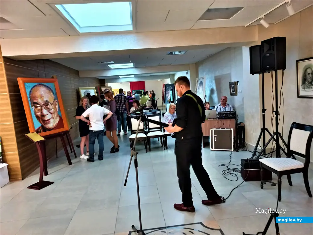 Живая музыка лишней не бывает (на гитаре играет автор и исполнитель Тимофей Бейнорович). Могилев, выставочный зал ДК области. 19.08.2022 года.