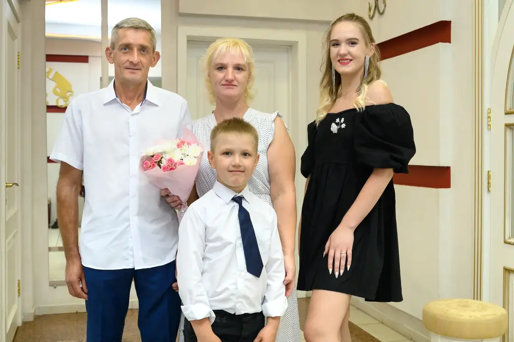 19.08.2022. Бобруйск. Свадьба недели. Наталья и Александр. Первоклассник Миша, сын Натальи, пока мал для роли свидетеля, но во время церемонии стоял рядом с женихом и